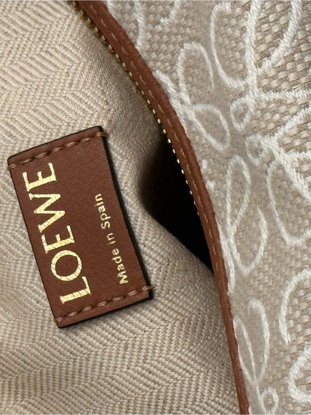 Loewe Cubi
Beige Canvas Shoulder Bag with Brown Leather Trim - Picture 4 of 5
